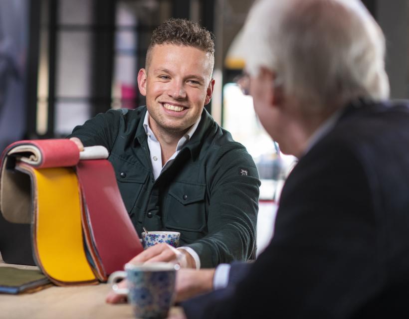 Het proces van op maat gemaakte sta op stoelen