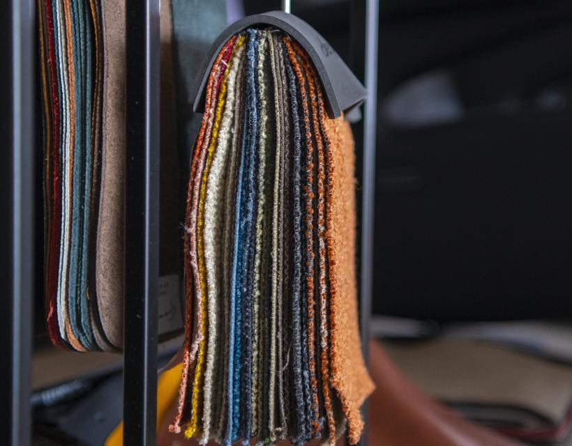 Verschillende stoffen materialen van de relaxstoelen.