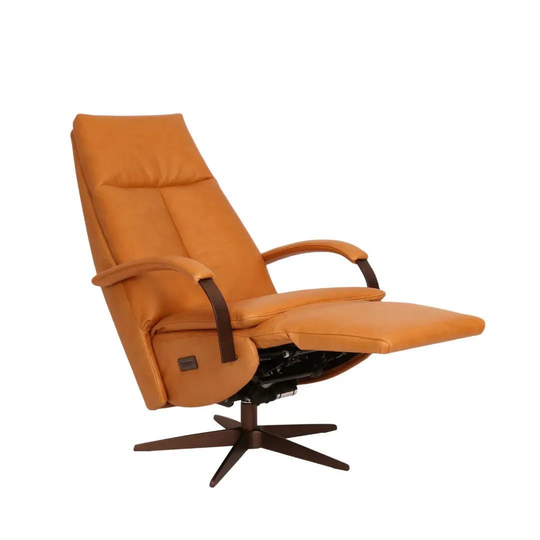 Relaxstoel Amersfoort in cognackleurig leer met bruin onderstel, in ligstand vanuit schuin vooraanzicht.