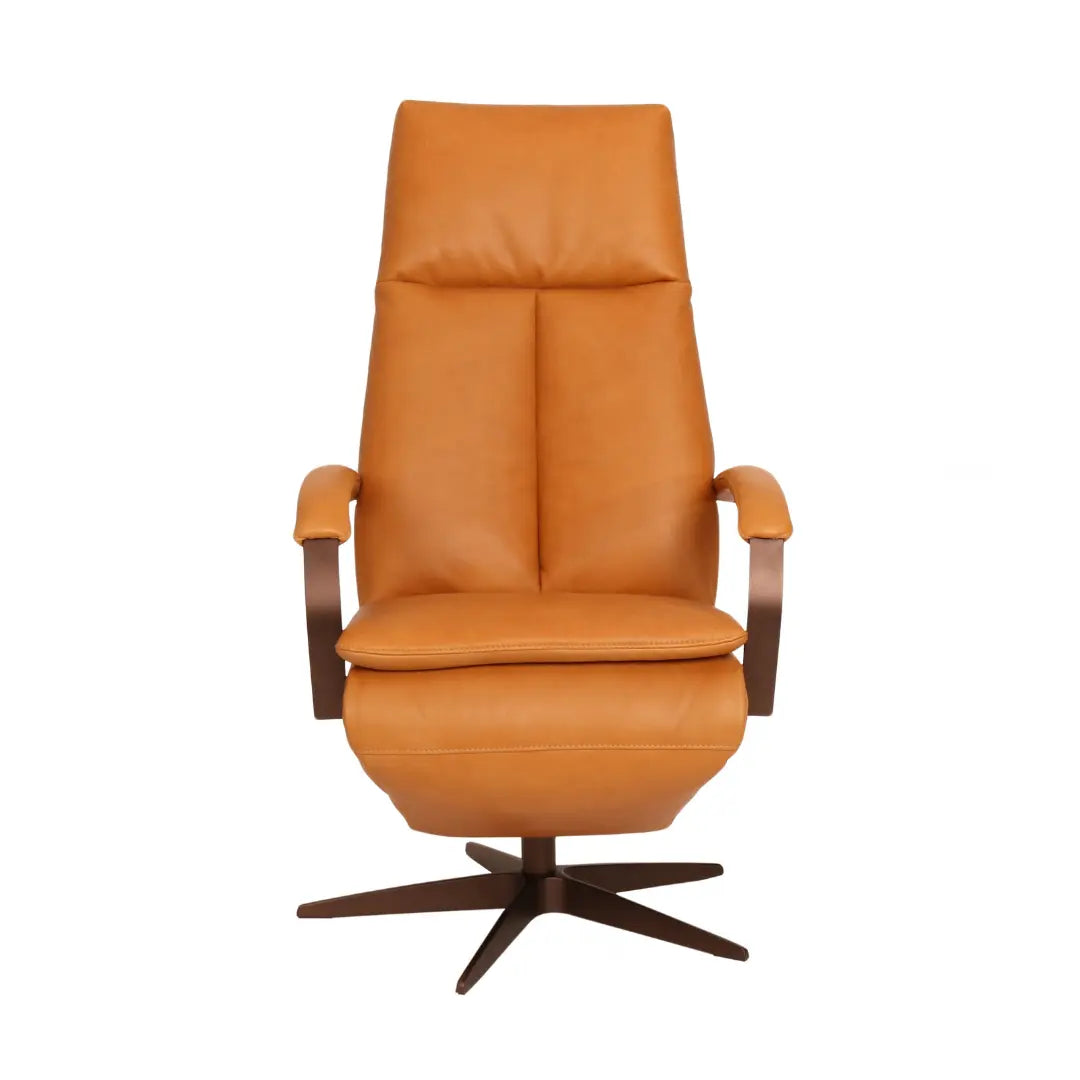 Relaxstoel Amersfoort in cognackleurig leer met bruin onderstel, vooraanzicht.
