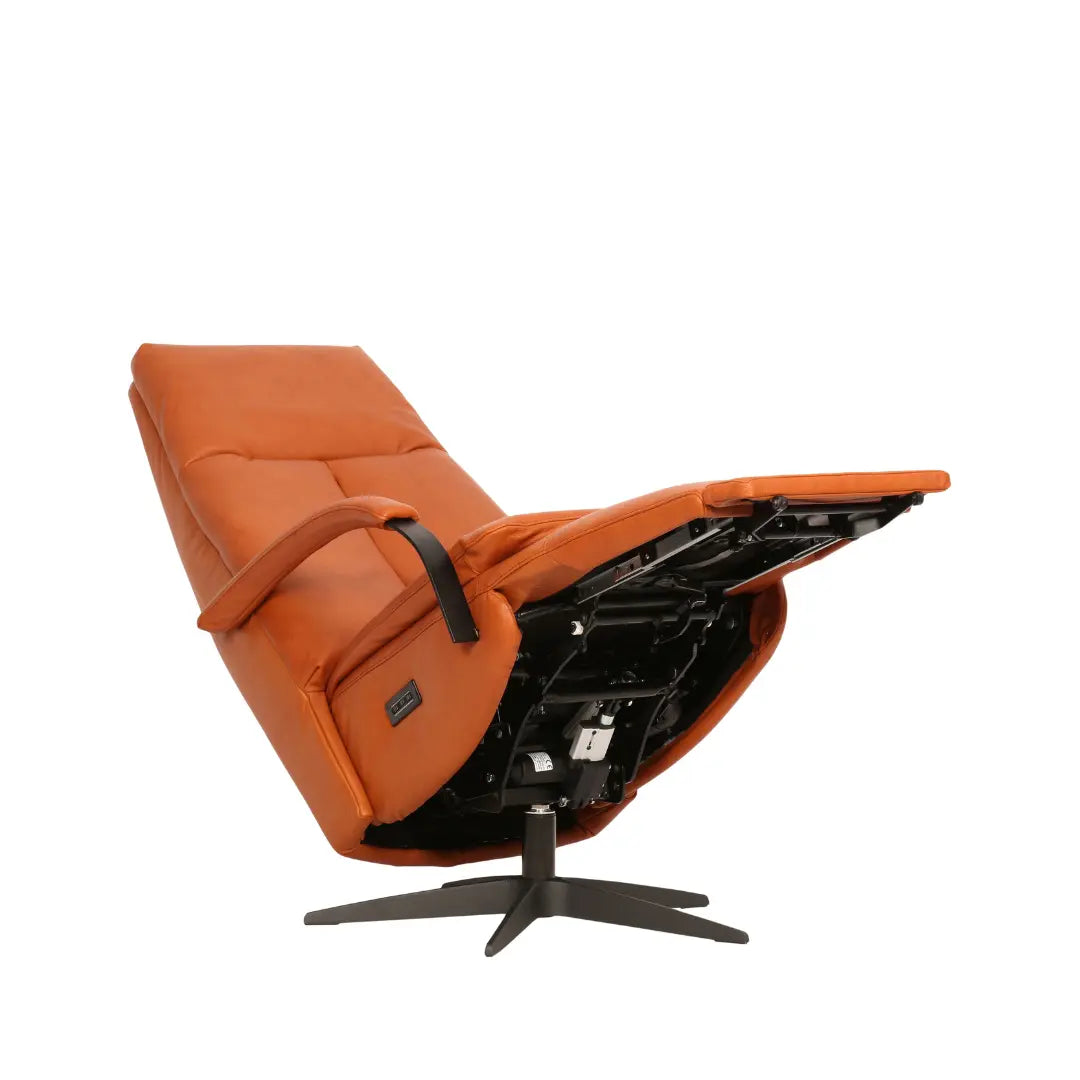 Relaxstoel Amersfoort in oranje leer, in ligstand, detailaanzicht vanuit een schuine hoek.