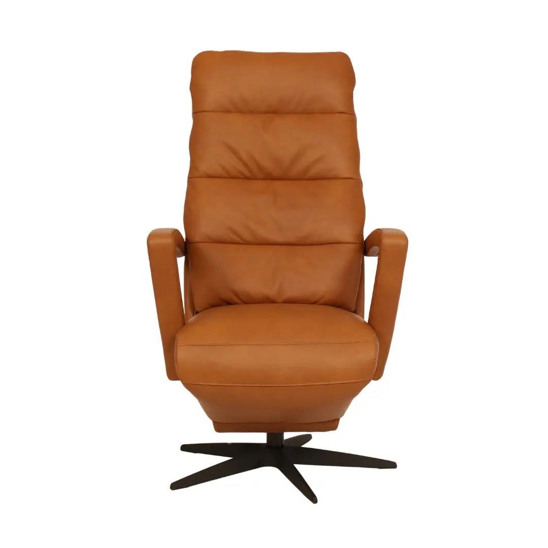 Relaxstoel Apeldoorn in cognac leer met zwart onderstel, vooraanzicht.