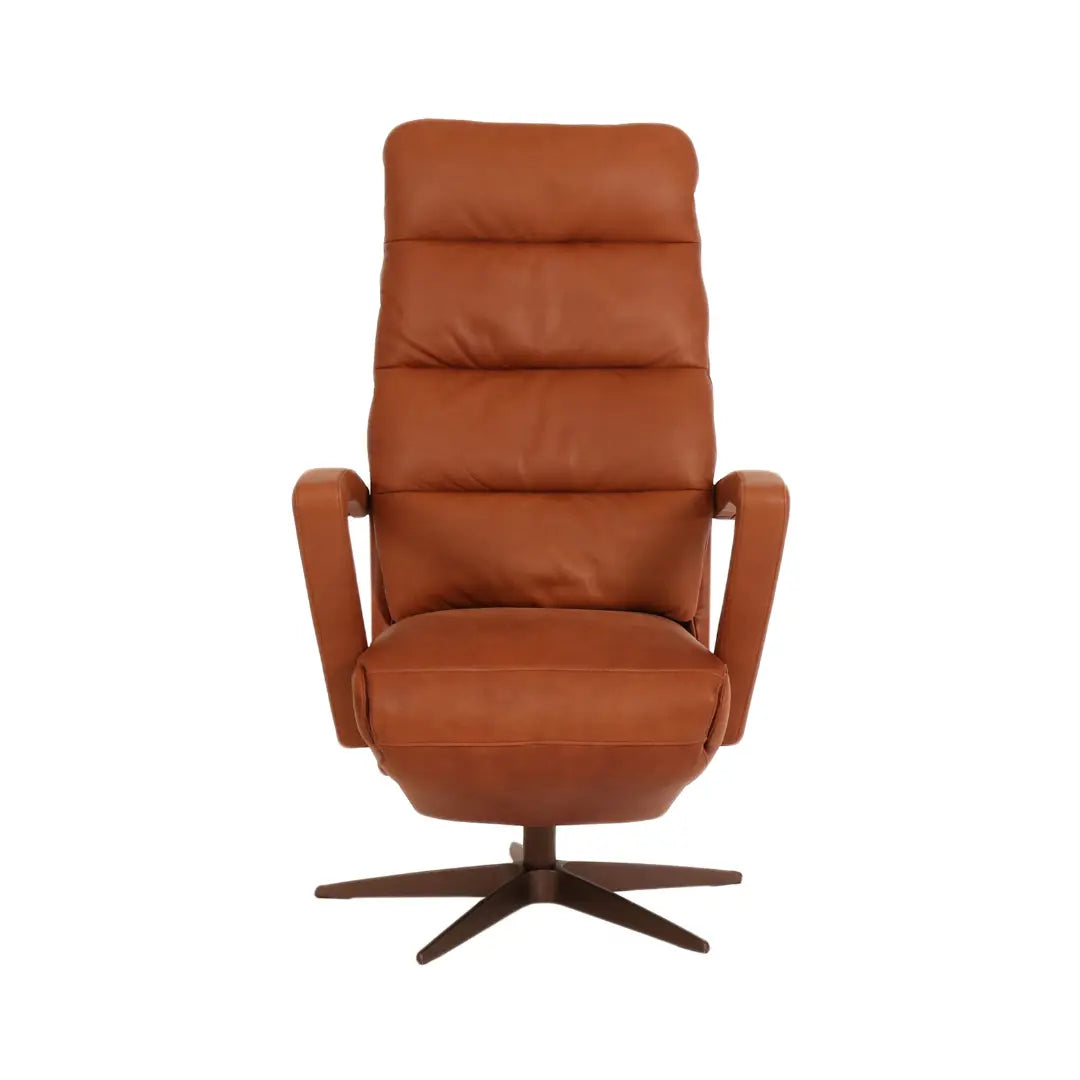 Relaxstoel Apeldoorn in cognac leer met houten armleuningen, vooraanzicht.
