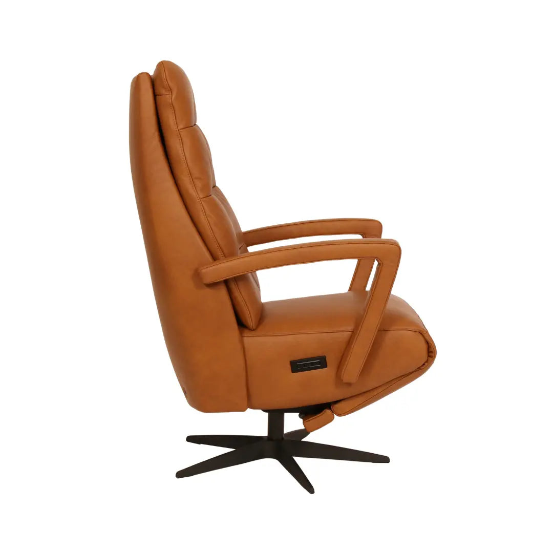Relaxstoel Apeldoorn in cognac leer met zwart onderstel, zijaanzicht.