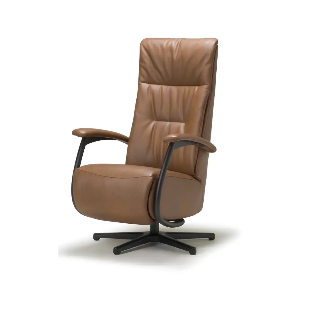 Relaxstoel Assen in taupe leer, schuin vooraanzicht.