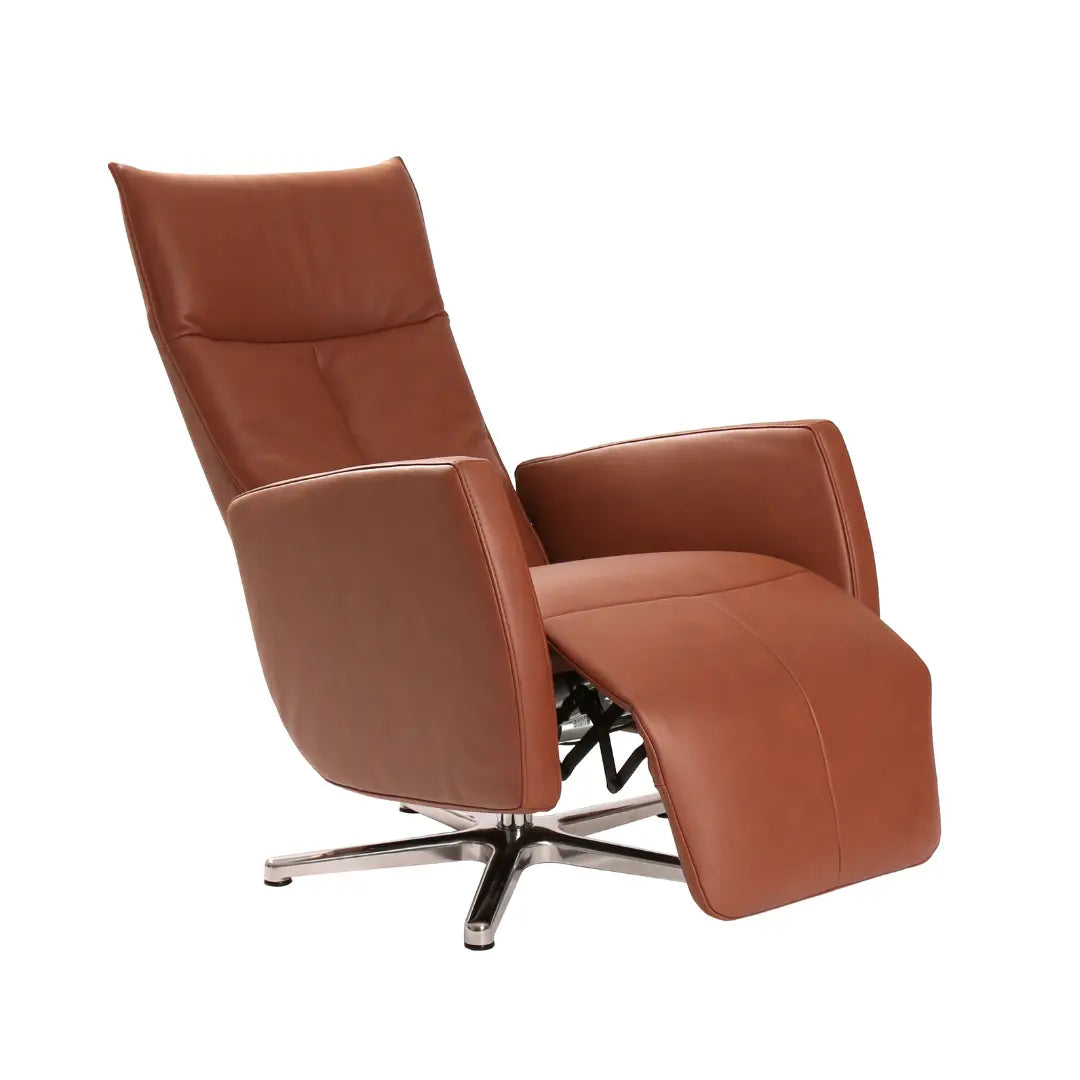 Relaxstoel Barneveld in cognac leer, ligstand met uitgeklapte voetensteun.