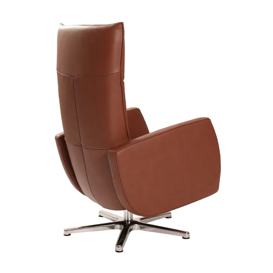 Relaxstoel Barneveld in cognac leer, schuin achteraanzicht.