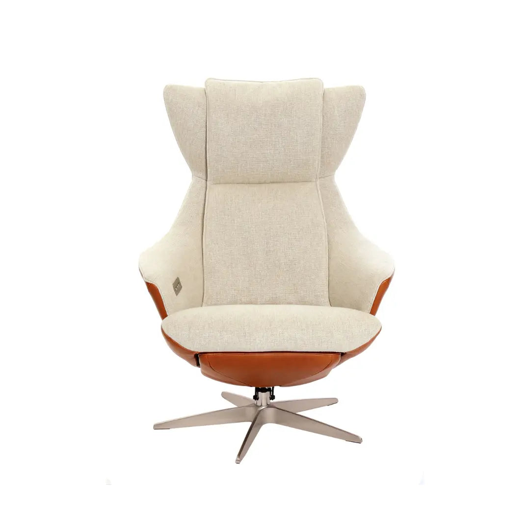 Vooraanzicht van relaxstoel Blaricum in beige stof met cognac leren details