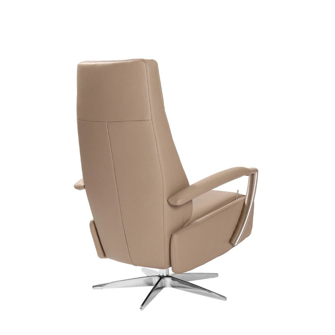 Relaxstoel Breda in beige leer, achteraanzicht.