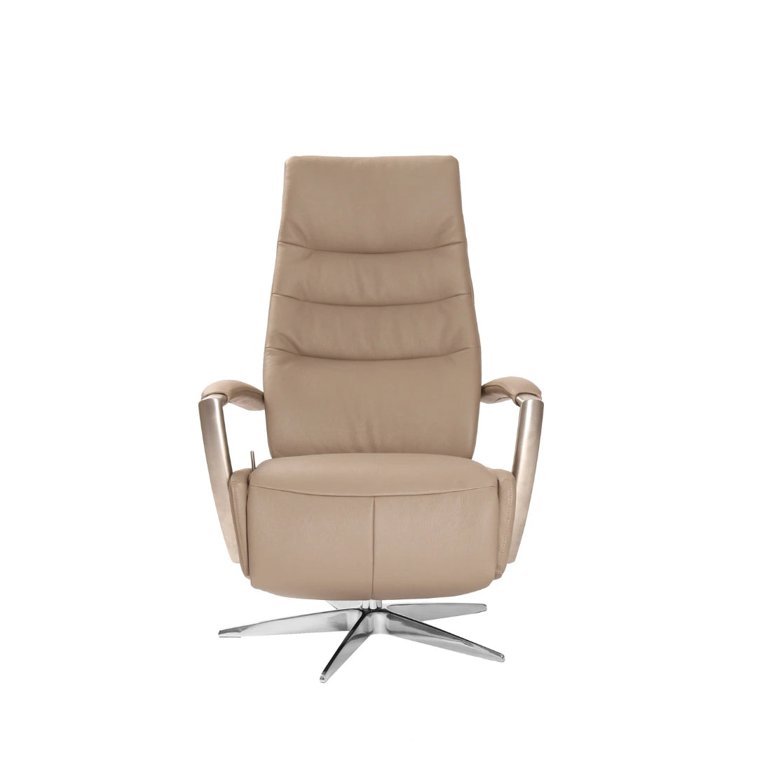 Relaxstoel Breda in beige leer, vooraanzicht.