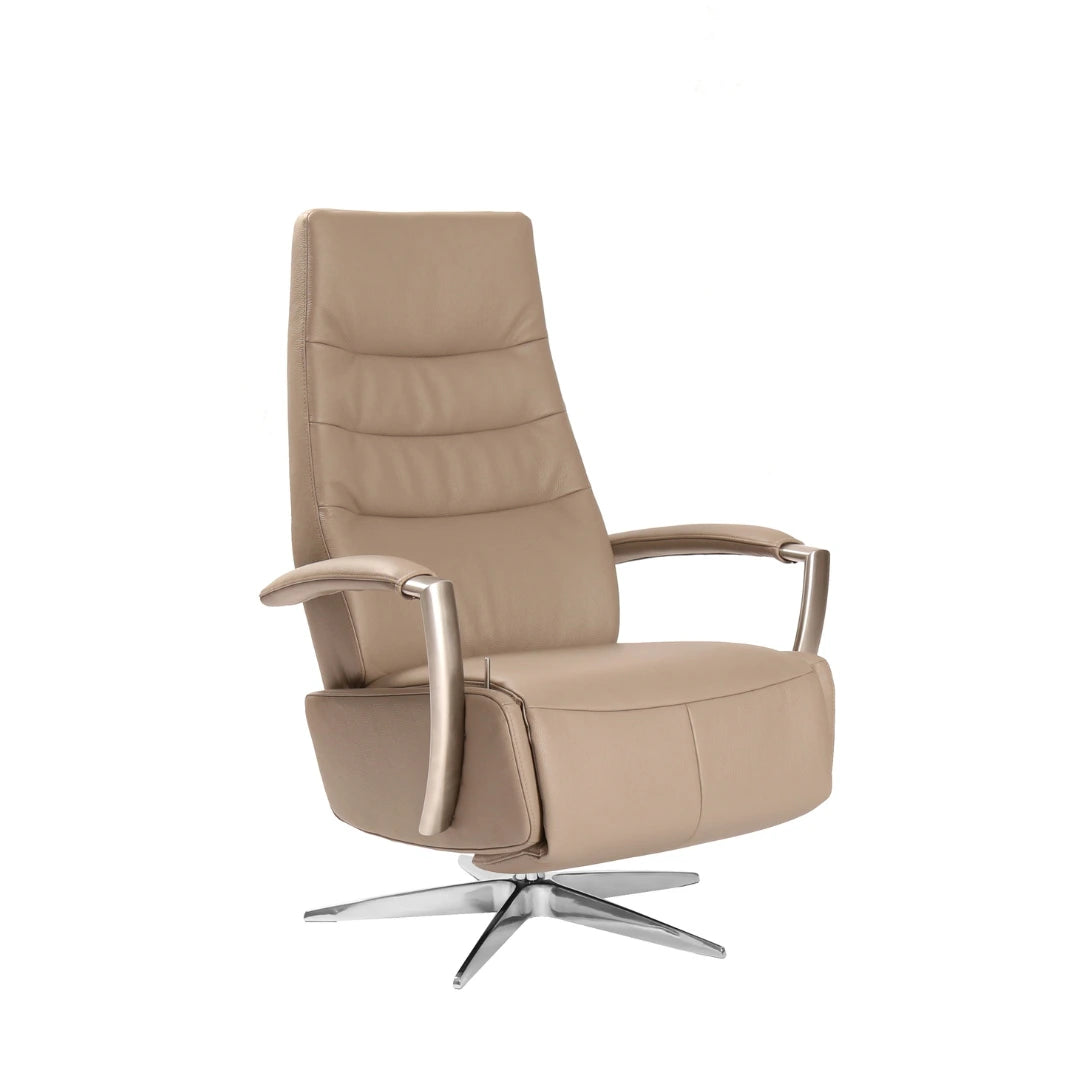 Relaxstoel Breda in beige leer, schuin vooraanzicht.