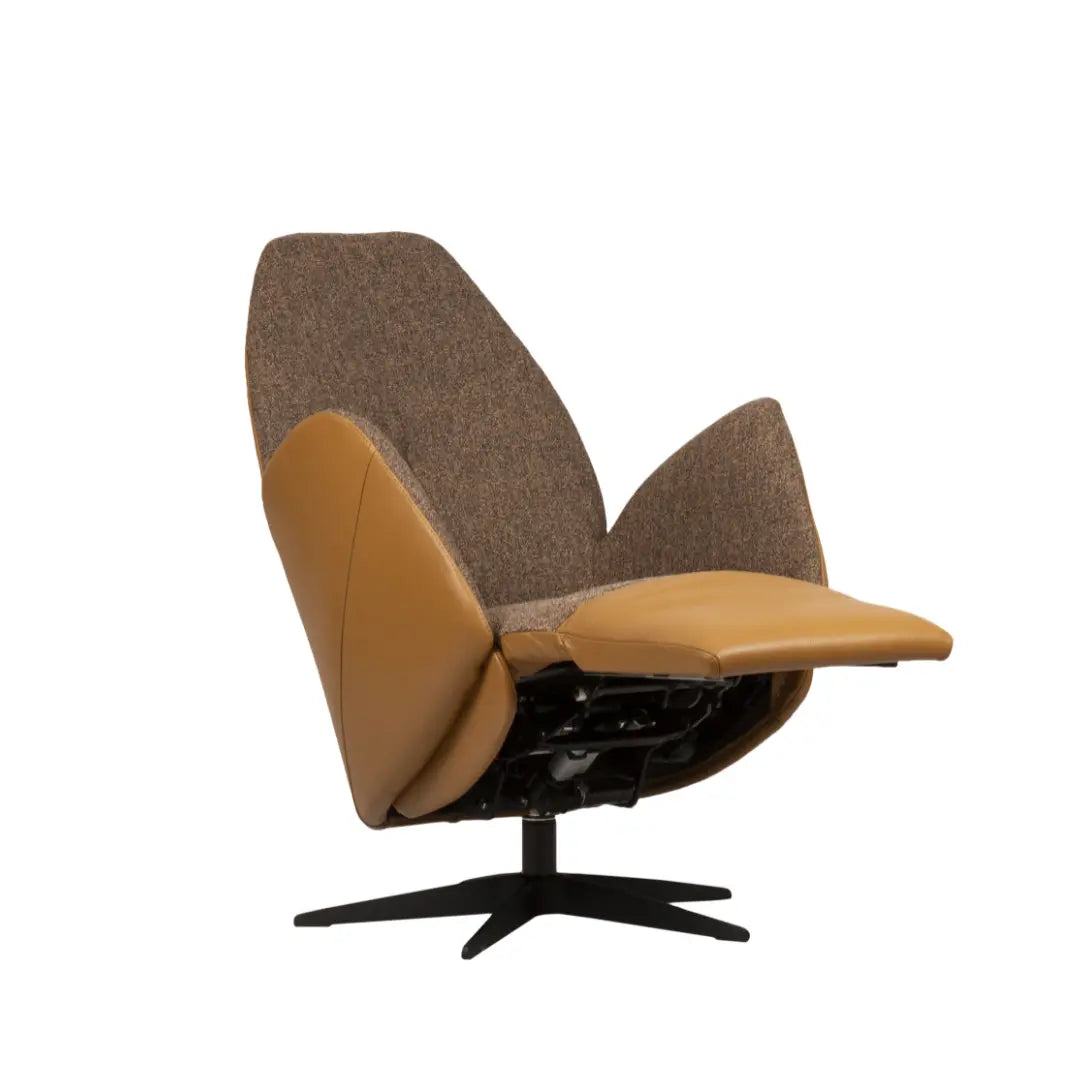 Relaxstoel Culemborg in bruine stof met cognackleurig leer, ligstand.