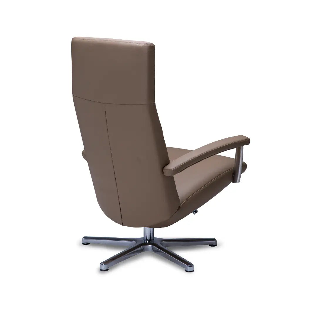 Relaxstoel Laren in taupe leer, achteraanzicht.