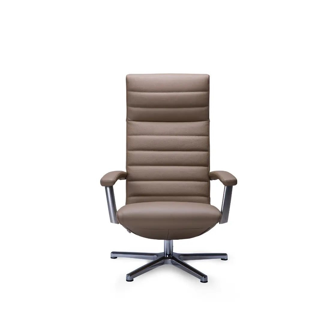 Relaxstoel Laren in taupe leer, vooraanzicht.