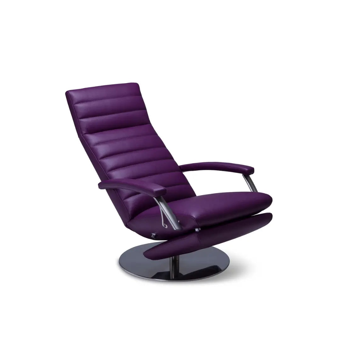Relaxstoel Urk in paarse leer, verder achterovergekanteld in ligstand.